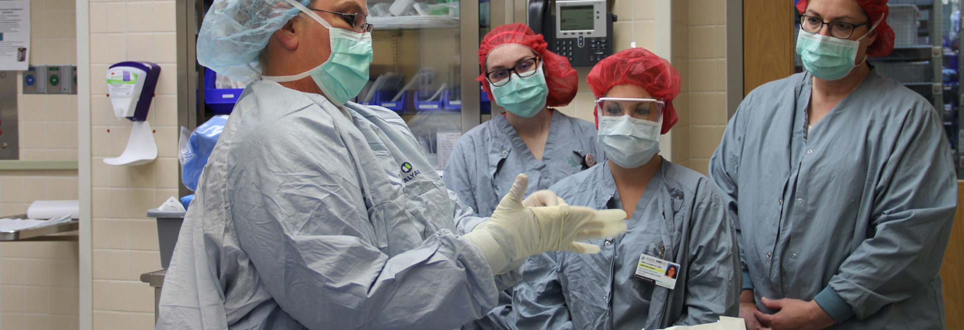 四个外科技术学生 看如何戴手套