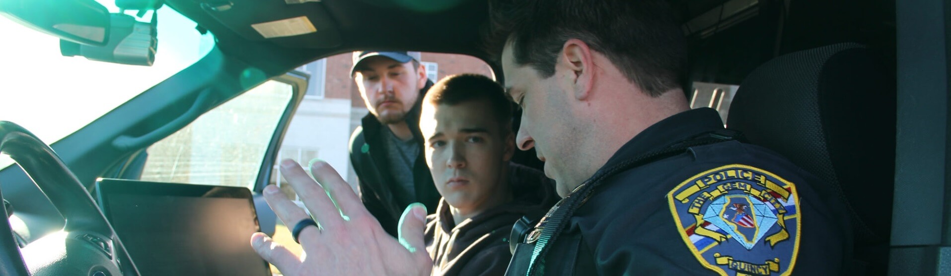 新利世界杯安卓下载警官用警车向JohnWood社区学院学生发布指令